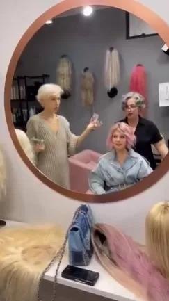 Певица Валерия с розовыми волосами