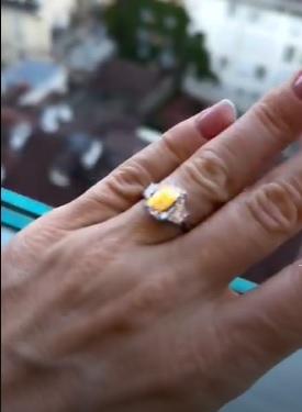 Юрист Катя Гордон улетела из России и похвасталась кольцом с бриллиантом