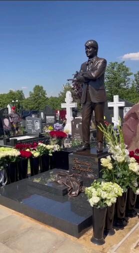 Максим Галкин* не смог пройти мимо открытия памятника покойному Юдашкину