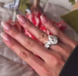 Валентина Иванова показала маникюр и похвасталась кольцом с огромным камнем