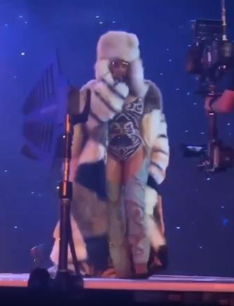 «Признание в любви к России»: Бейонсе вышла на сцену в шапке-ушанке