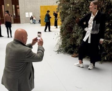 91-летний Познер встал на одно колено, чтобы сфотографировать Собчак в Париже