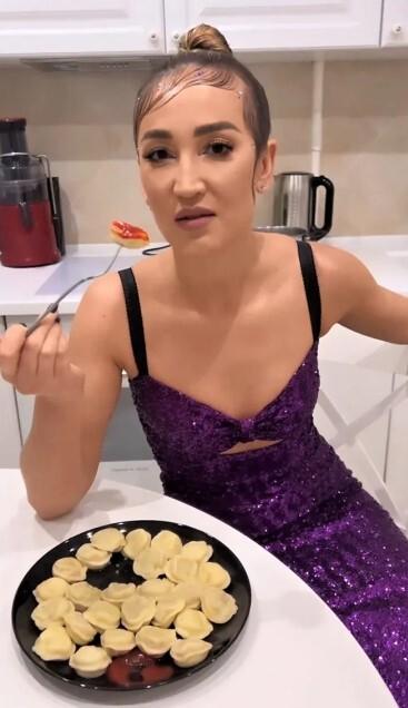 Одинокая Бузова в роскошном платье показала, как предается греху