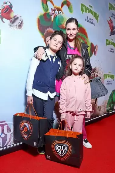 Агата Муцениеце с сыном и дочерью