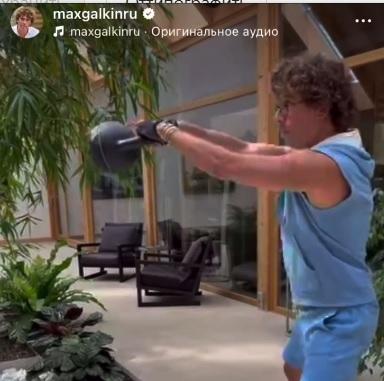 «Папа мощный»: Максим Галкин* в золотых браслетах показал сыну упражнение с гирей