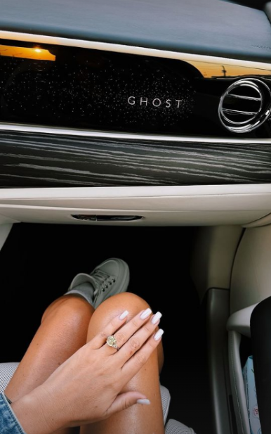 Рассекретившая бойфренда Ксения Бородина показала кольцо на безымянном пальце