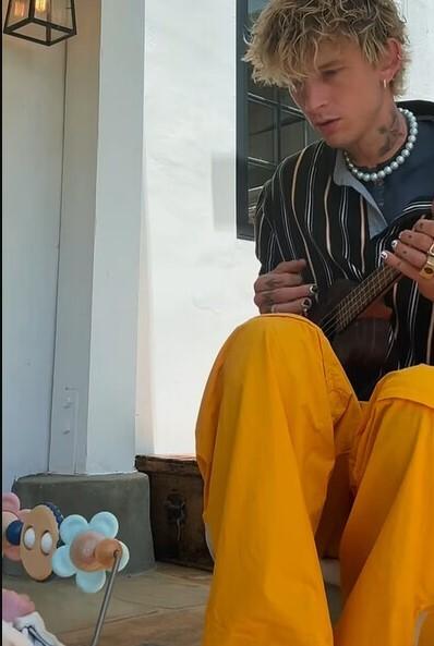 Меган Фокс и Machine Gun Kelly показали кадры с дочерью и раскрыли ее имя