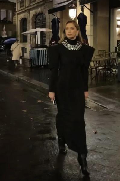 «Темная королева»: Вера Брежнева в эффектном платье появилась на Неделе моды в Париже