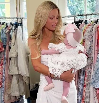 «Ты такая бледная»: Пэрис Хилтон использовала маленькую дочь для рекламы автозагара