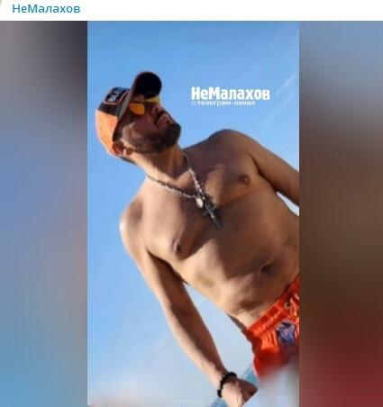 Крест на голой груди: в Сети появилось фото 53-летнего Михайлова без одежды