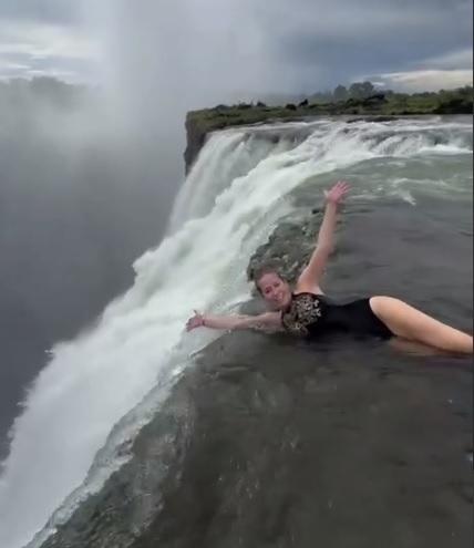 Юлия Барановская легла на краю обрыва водопада Виктория ради эффектных кадров