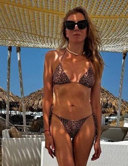56-летняя Светлана Бондарчук похвасталась фигурой в леопардовом купальнике