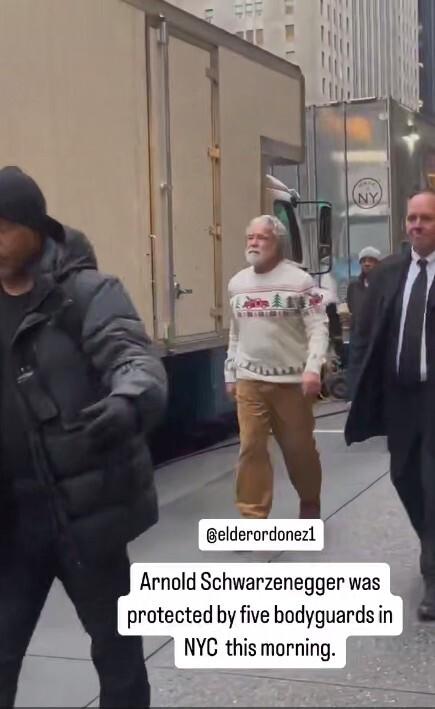 «Постарел на 200 лет за 2 месяца»: седого Арнольда Шварценеггера заметили на улице в Нью-Йорке