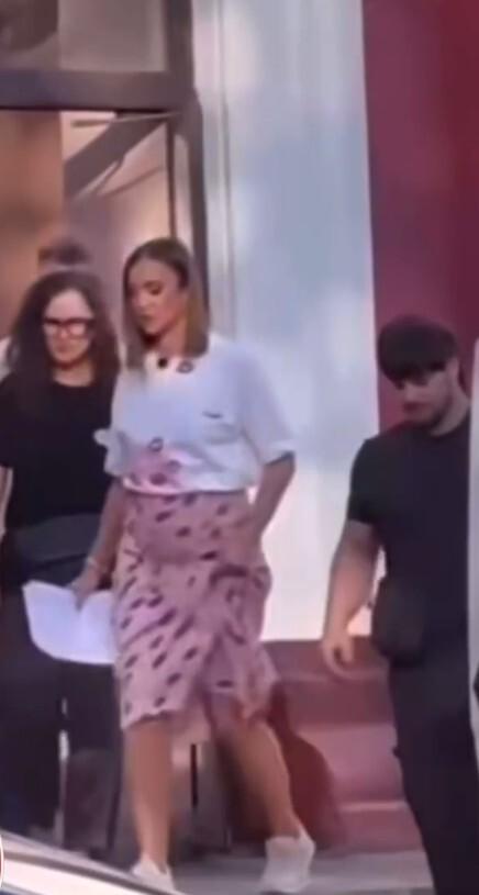 «Олька, рожай!»: Бузова появилась на публике с округлившимся животом