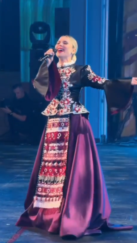 «Плечи явно большеваты»: стилист раскритиковала образ Пелагеи на концерте в Кремле