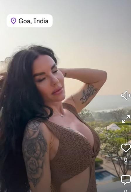 Похудевшая в Индии Юлия Волкова показала фигуру в платье с разрезами