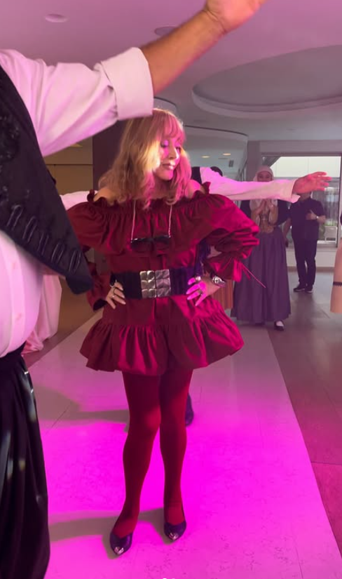 Стилист Голубева оценила образ Аллы Пугачевой с цветными колготками