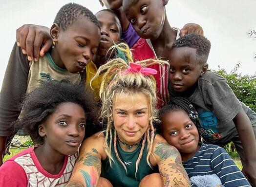 «Там должен был состояться ритуал»: регбистка Данилова спасла маленького барана от жертвоприношения в Африке