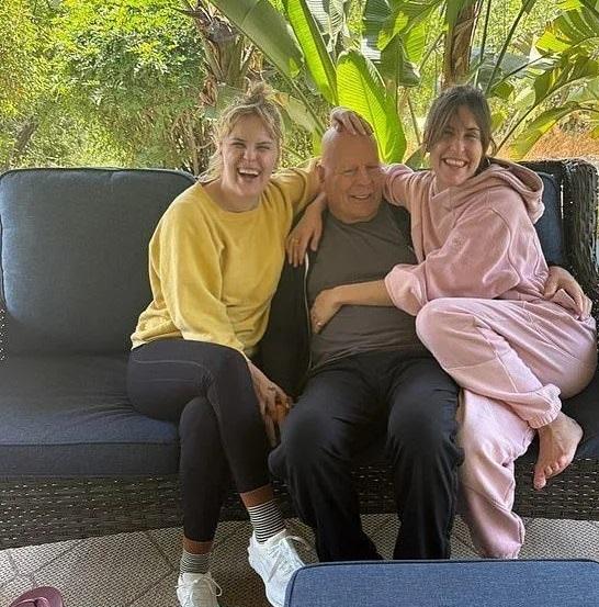 Дочь Брюса Уиллиса показала редкое фото с актером, страдающим деменцией