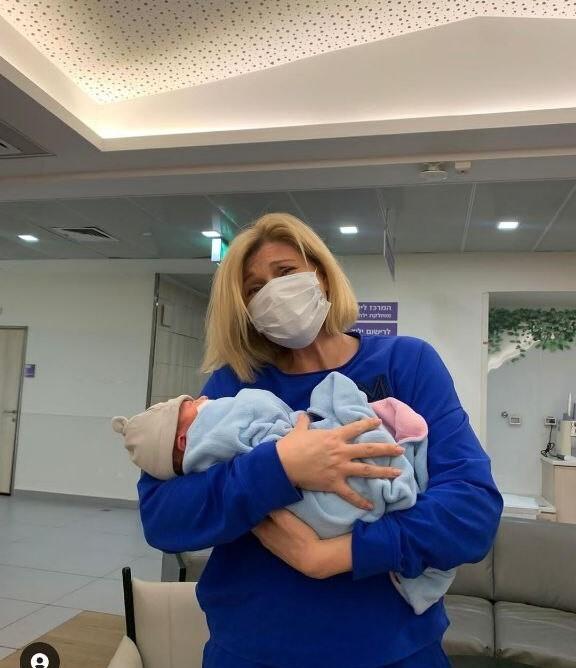 «Это счастье»: 53-летняя Анна Ардова разместила снимок с рожденным день назад младенцем