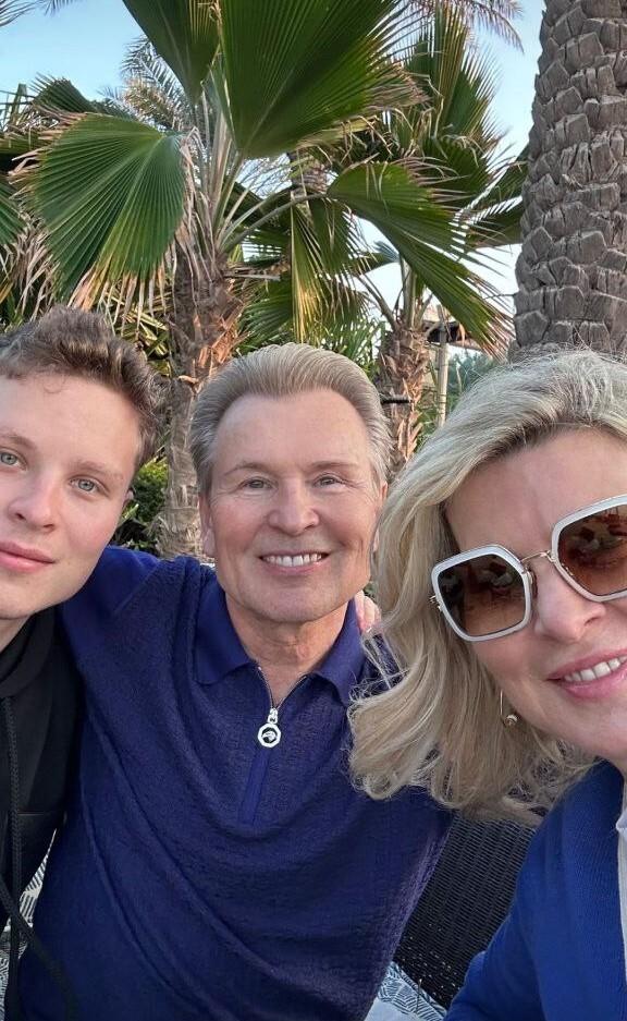 Александр Малинин ответил жене в соцсетях на призыв повернуться лицом к семье