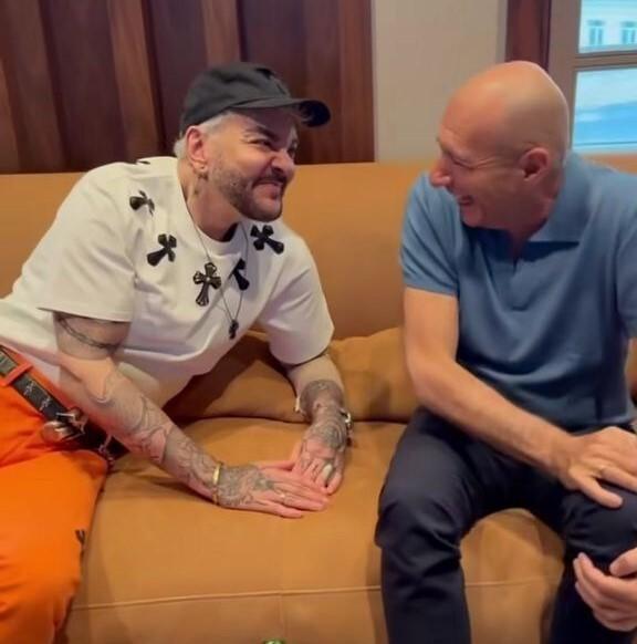 Филипп Киркоров показал поврежденную после ожога руку на встрече с Игорем Крутым