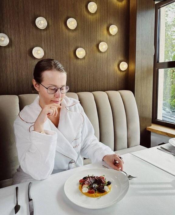 Журналистка Ксения Собчак показала лицо без косметики на отдыхе в Кисловодске