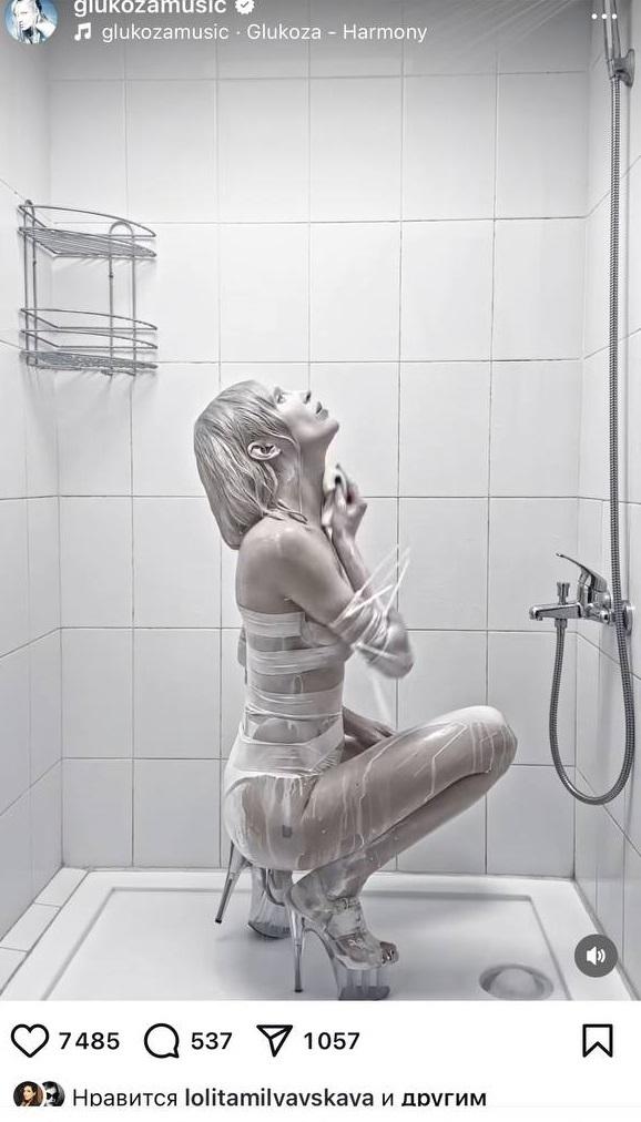 Глюкоза снова удивила странным внешним видом: надела купальник из бинтов