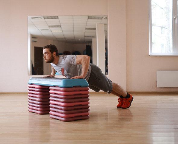 Отжимания от степа с акцентом на развитие грудных мышц