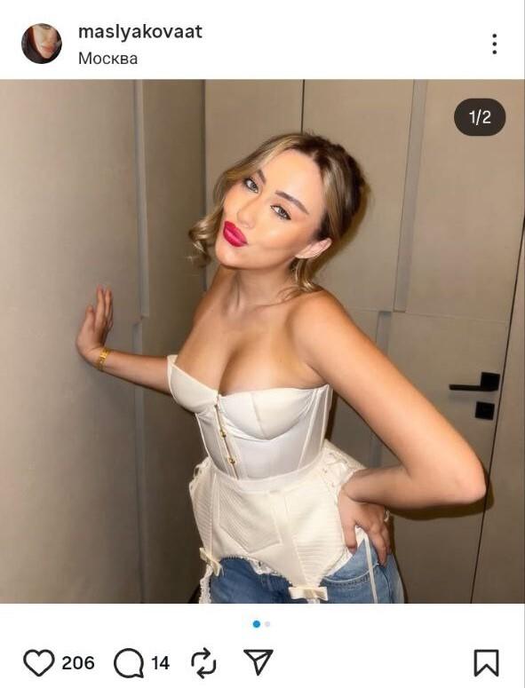 Корсет, джинсы и яркая помада: внучка Александра Маслякова отметила 19-летие