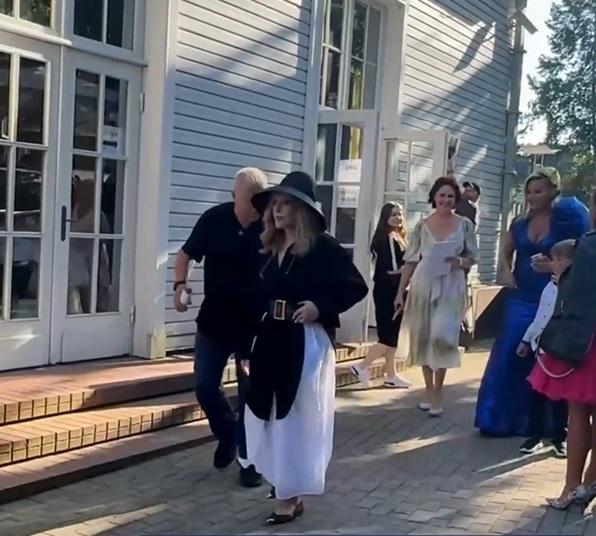Алла Пугачева прибыла на русофобский фестиваль Лаймы Вайкуле в Юрмале