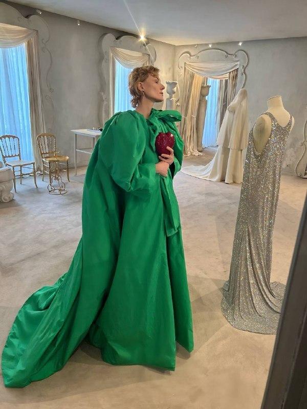 Рената Литвинова в зеленом платье