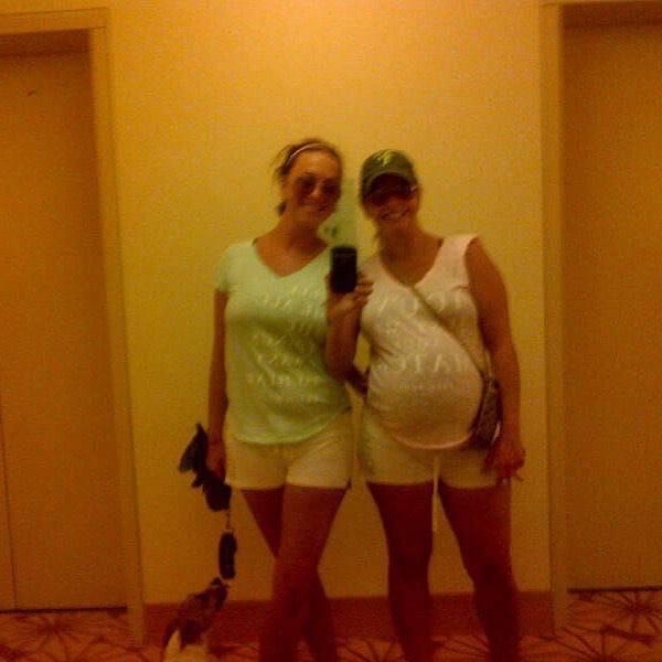 Наталья Фриске поделилась любимым фото с сестрой Жанной, когда она была беременной