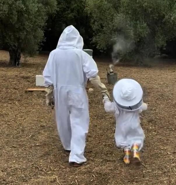 Меган Маркл нарядила дочь в костюм пчеловода и нарвалась на критику