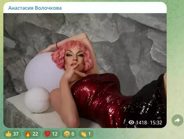 Волочкову в ошейнике и розовом парике обнаружили лежащей на камнях