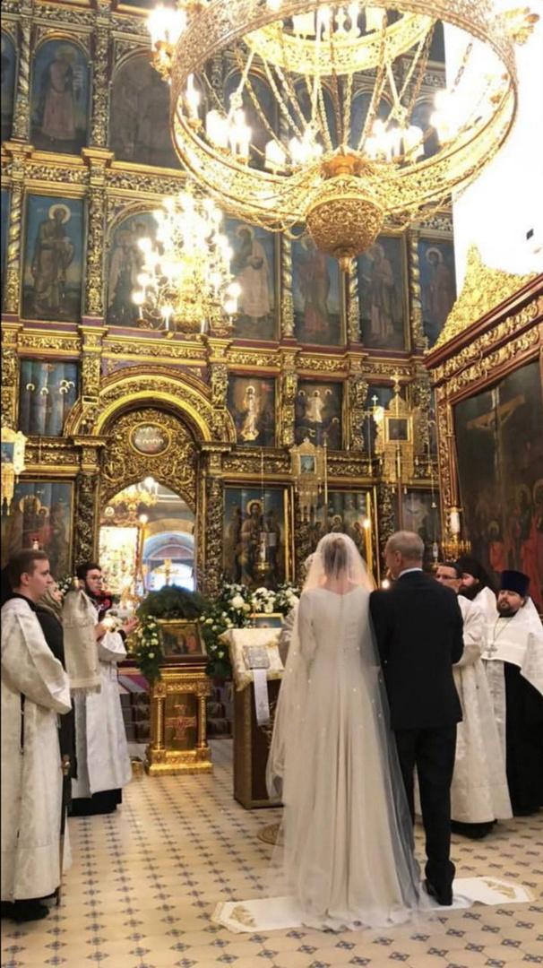 Телеведущая Юлия Высоцкая показала фото с венчания с Андреем Кончаловским