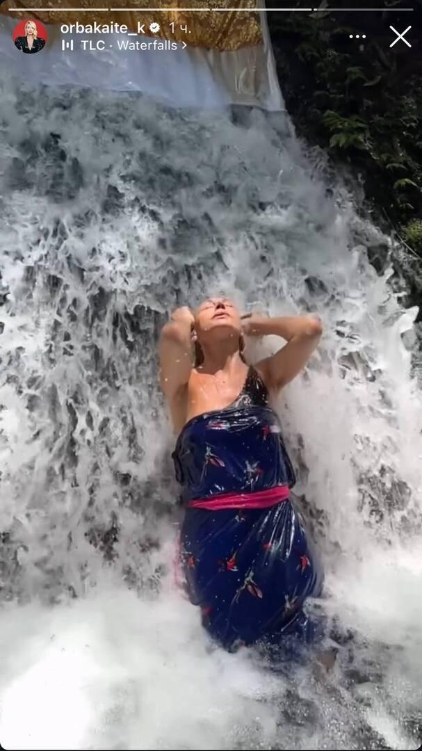 Уехавшая из РФ Кристина Орбакайте снялась в платье под водопадом