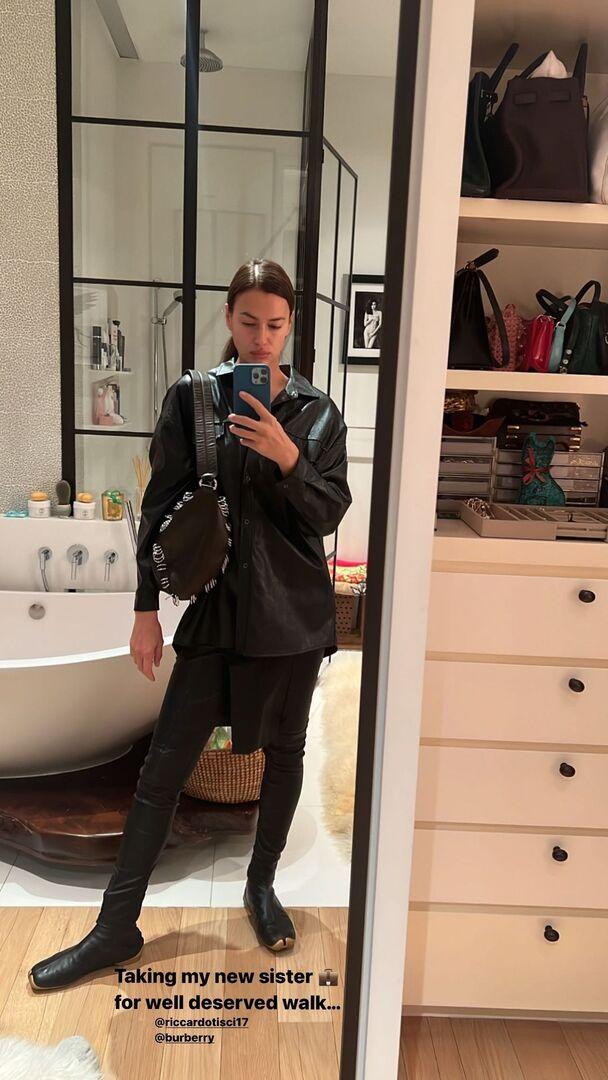 Ирина Шейк показала стройные ноги в монструозных ниндзя-сапогах