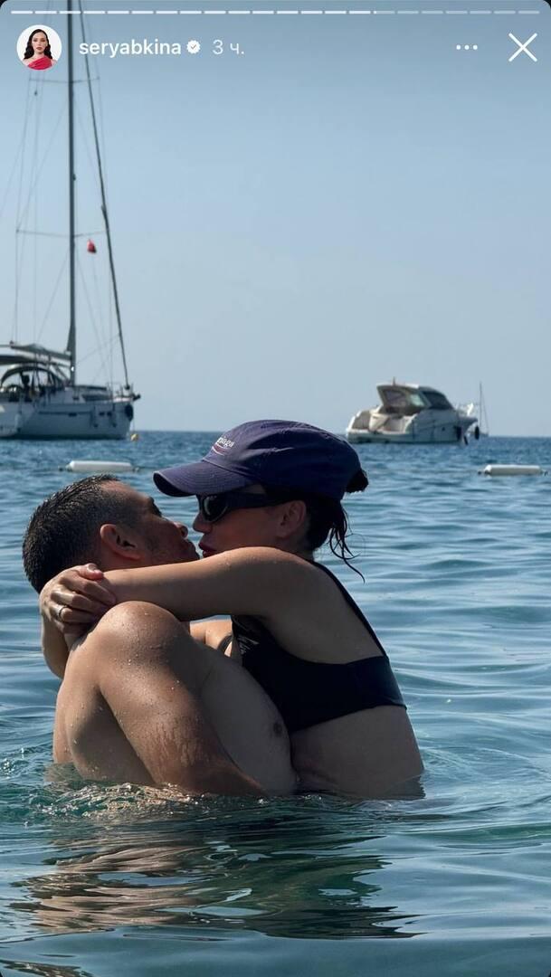 Бывшая солистка SEREBRO выложила редкое фото с мужем на отдыхе