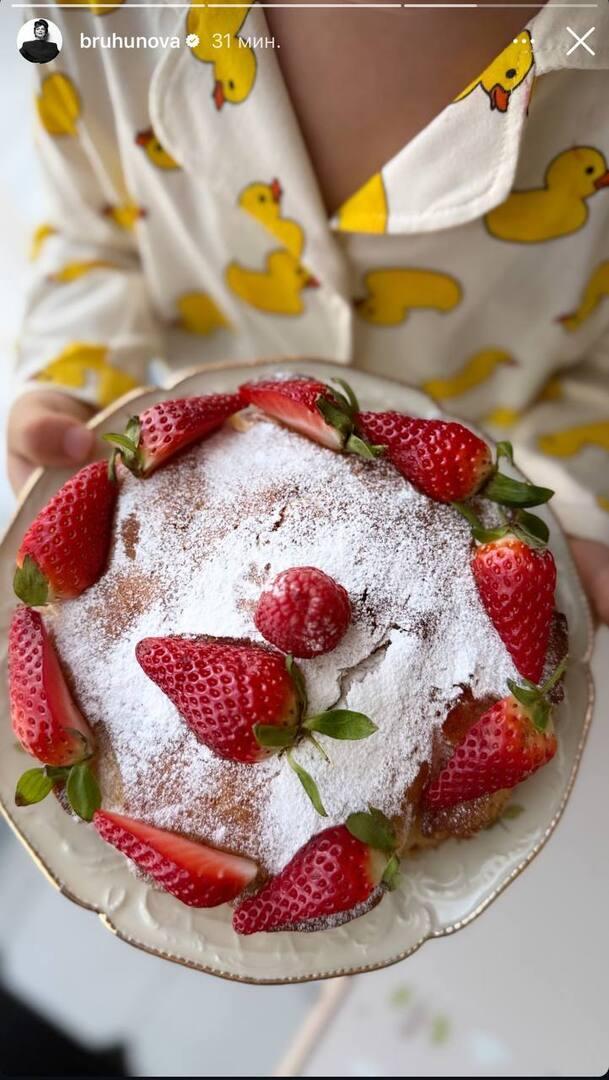 Брухунова показала праздничный пирог после новостей о госпитализации Петросяна