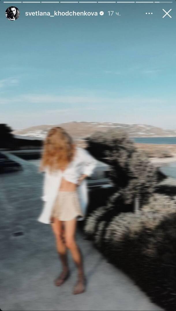 Ходченкова продемонстрировала фигуру в рубашке и коротких шортах