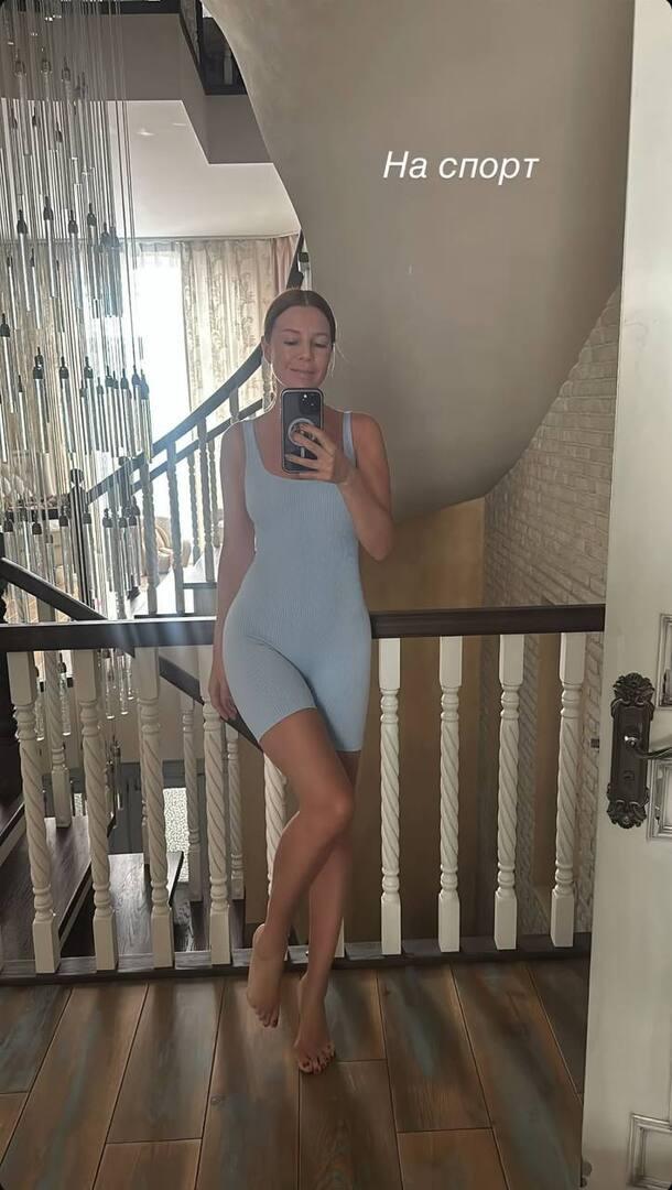 42-летняя Наталья Подольская снялась в облегающем комбинезоне без макияжа