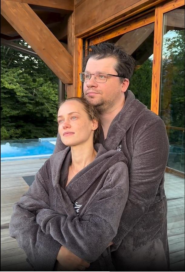 «Играем в гляделки»: Гарик Харламов показал Катерину Ковальчук в халате и впервые назвал женой