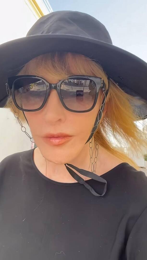 «Вокруг никого»: Алла Пугачева показала крупным планом лицо во время прогулки