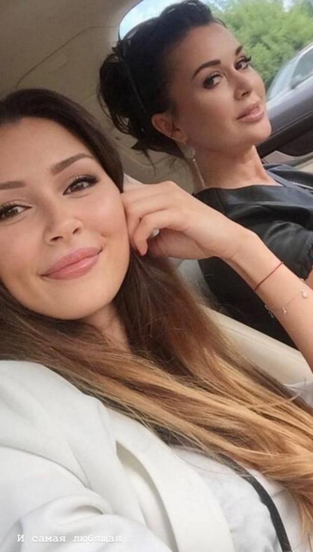 Дочь Заворотнюк заявила, что «залила слезами телефон» из-за смерти матери