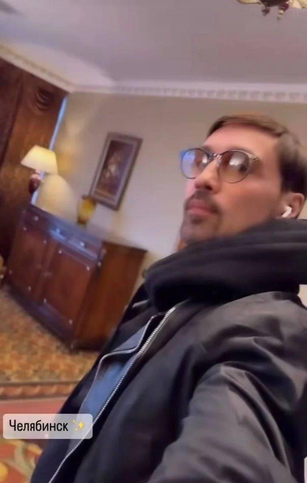 Билан похвастался номером на 150 метров, в котором он живет во время гастролей