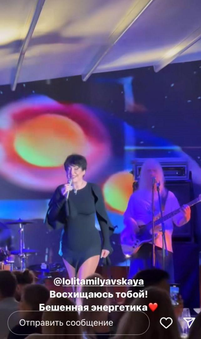 60-летняя певица Лолита Милявская вышла на сцену в коротком платье с воланами