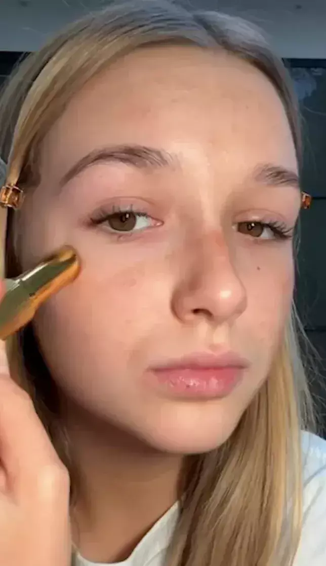 «Снова залезла в мою косметичку»: Виктория Бекхэм показала макияж 13-летней дочери