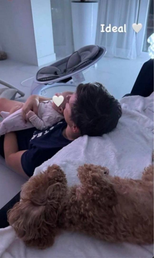 Невеста Андрея Аршавина показала 43-летнего футболиста с новорожденной дочкой