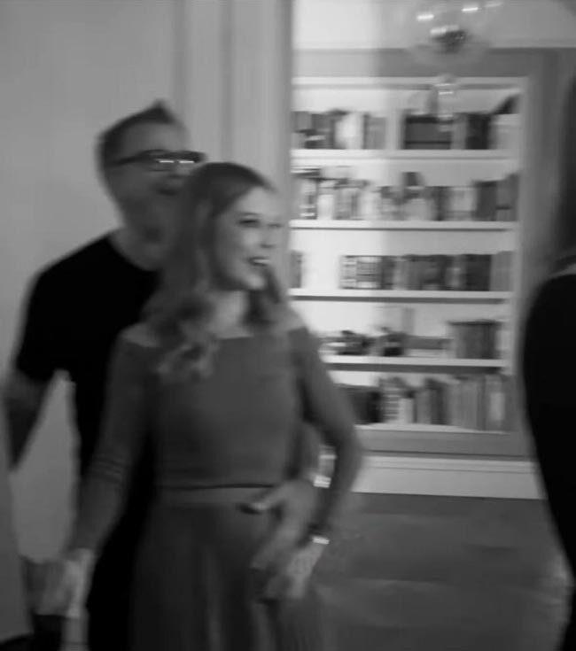 Положил руку на округлившийся живот: Наталью Подольскую поздравляют с беременностью